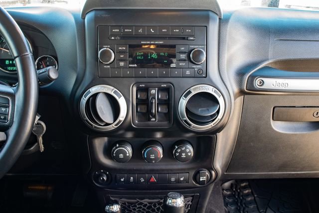 Used 2017 Jeep Wrangler Unlimited Sahara w/ Connectivity Group image 26