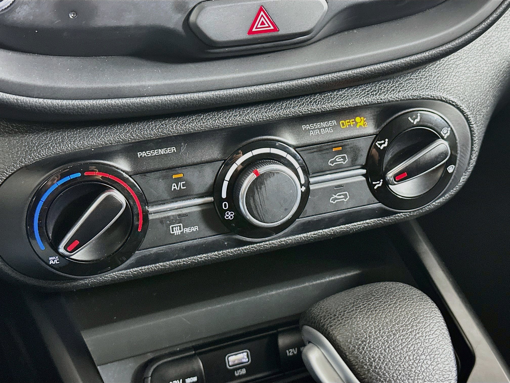 Used 2025 Kia Soul LX w/ LX Technology Package FWD image 23