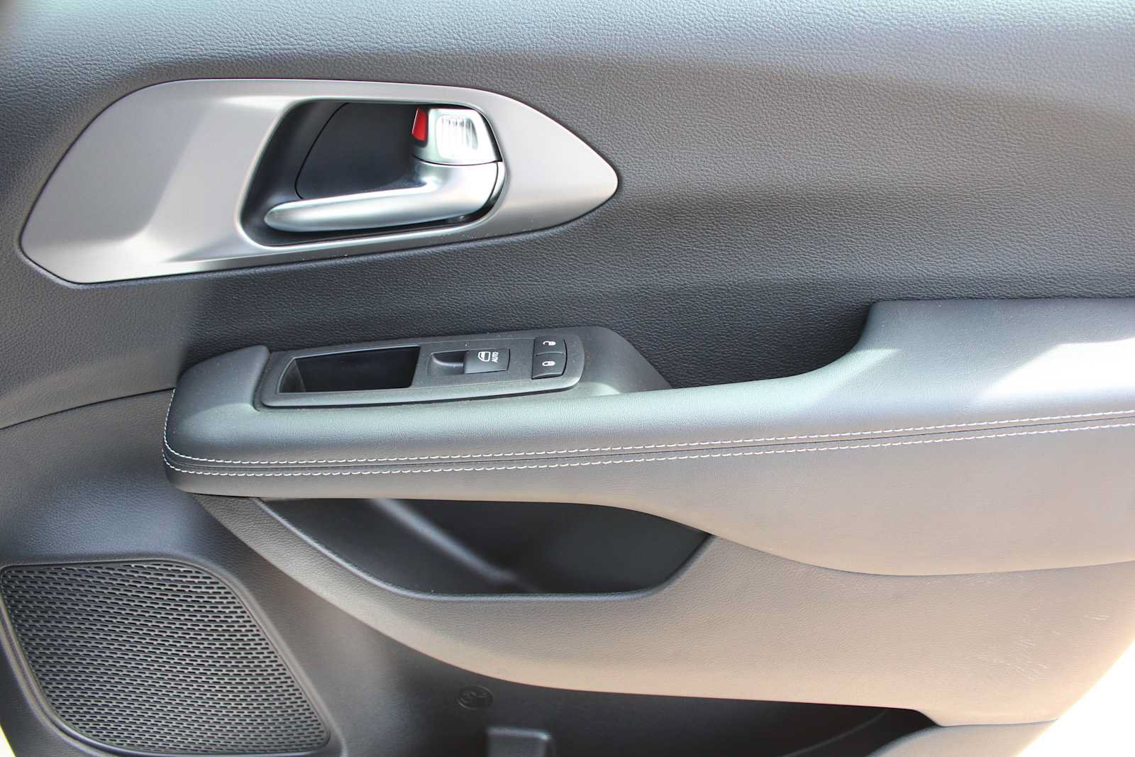 New 2025 Chrysler Pacifica Select AWD/4WD image 18