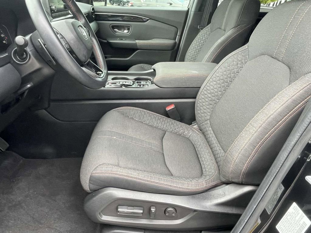 Used 2025 Honda Pilot Sport image 13