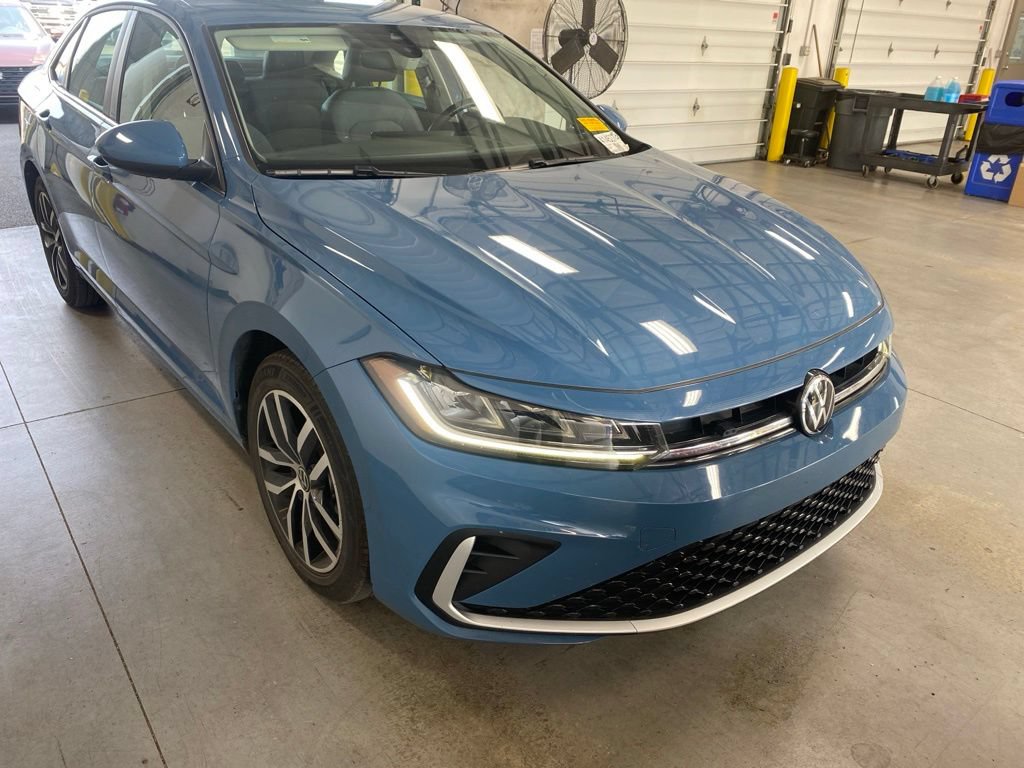 Used 2025 Volkswagen Jetta SE FWD image 1