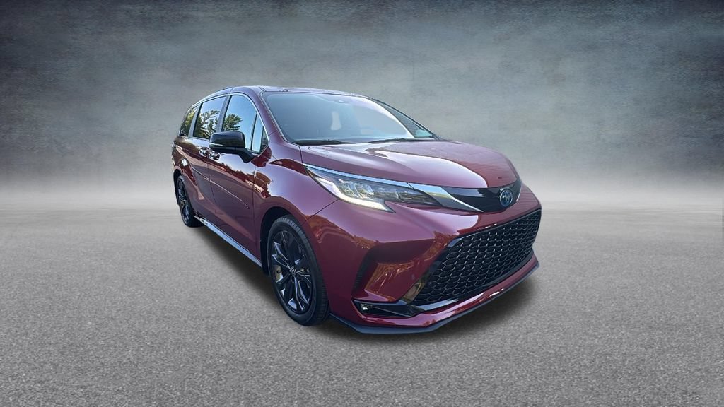 Used 2024 Toyota Sienna XSE w/ XSE Premium Package FWD image 2