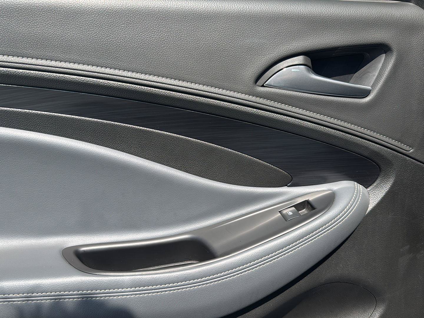 Used 2019 Buick Envision Essence FWD image 23
