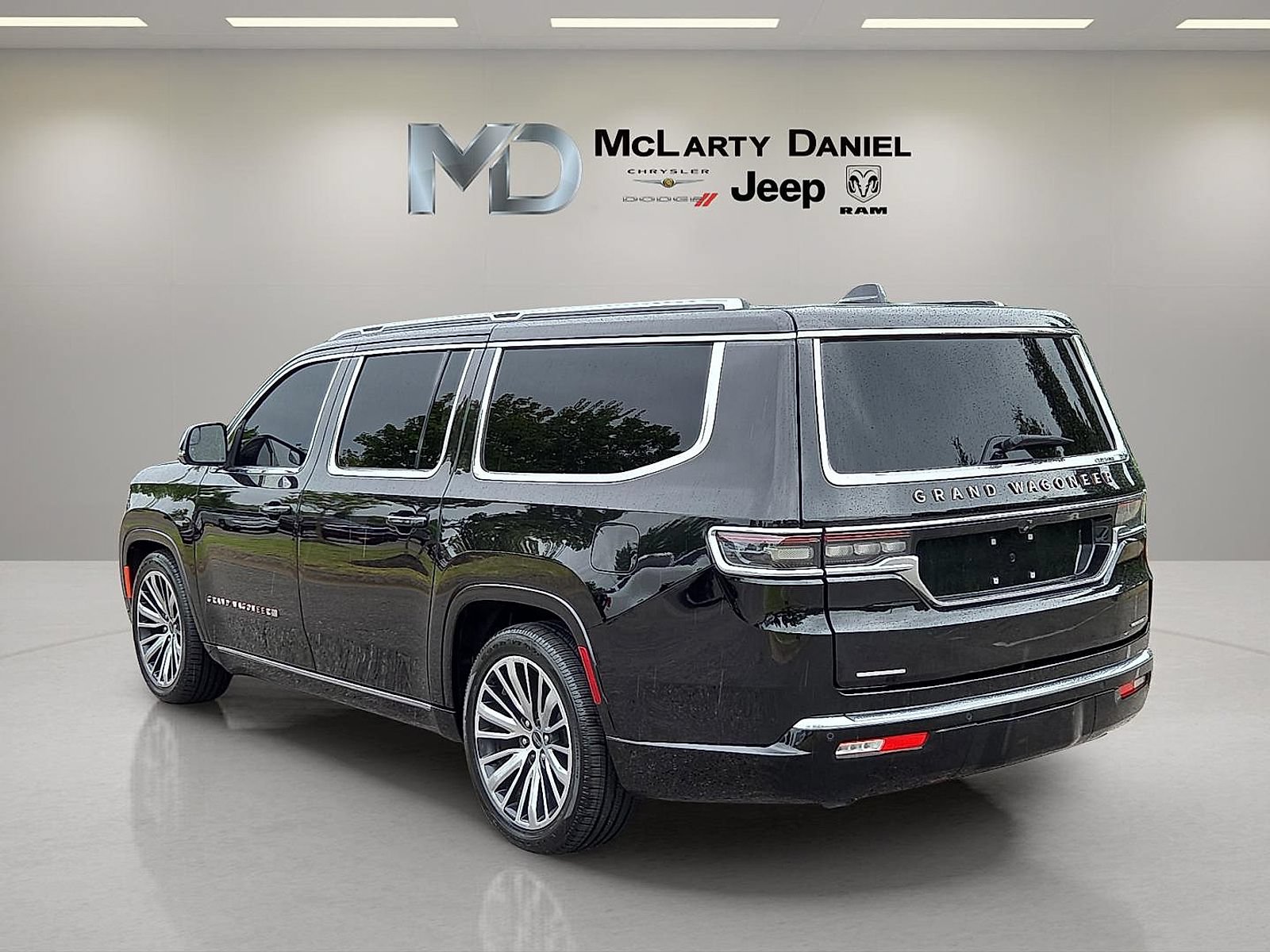 Used 2023 Jeep Grand Wagoneer L Series III AWD/4WD image 4