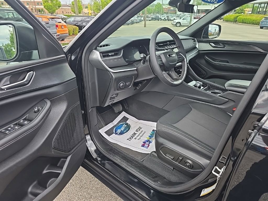 Used 2025 Jeep Grand Cherokee 4WD image 12