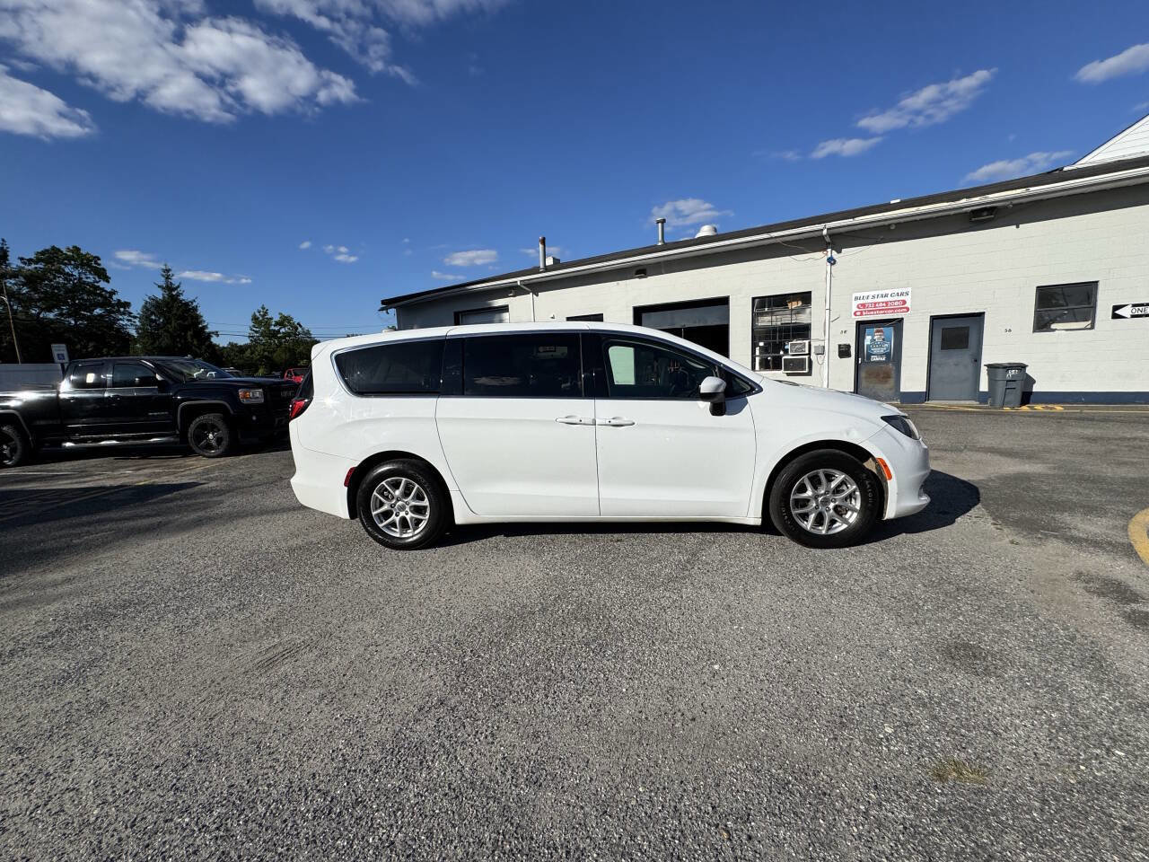 Used 2022 Chrysler Voyager LX image 8