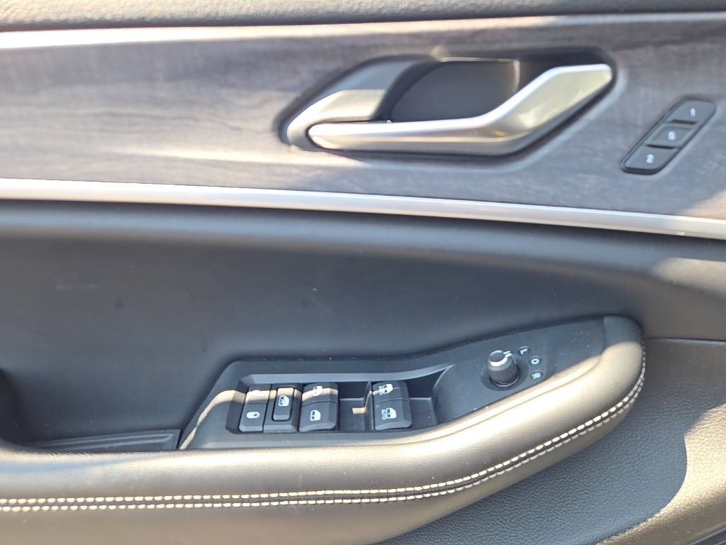 Certified 2023 Jeep Grand Cherokee Limited w/ Luxury Tech Group II AWD/4WD image 22