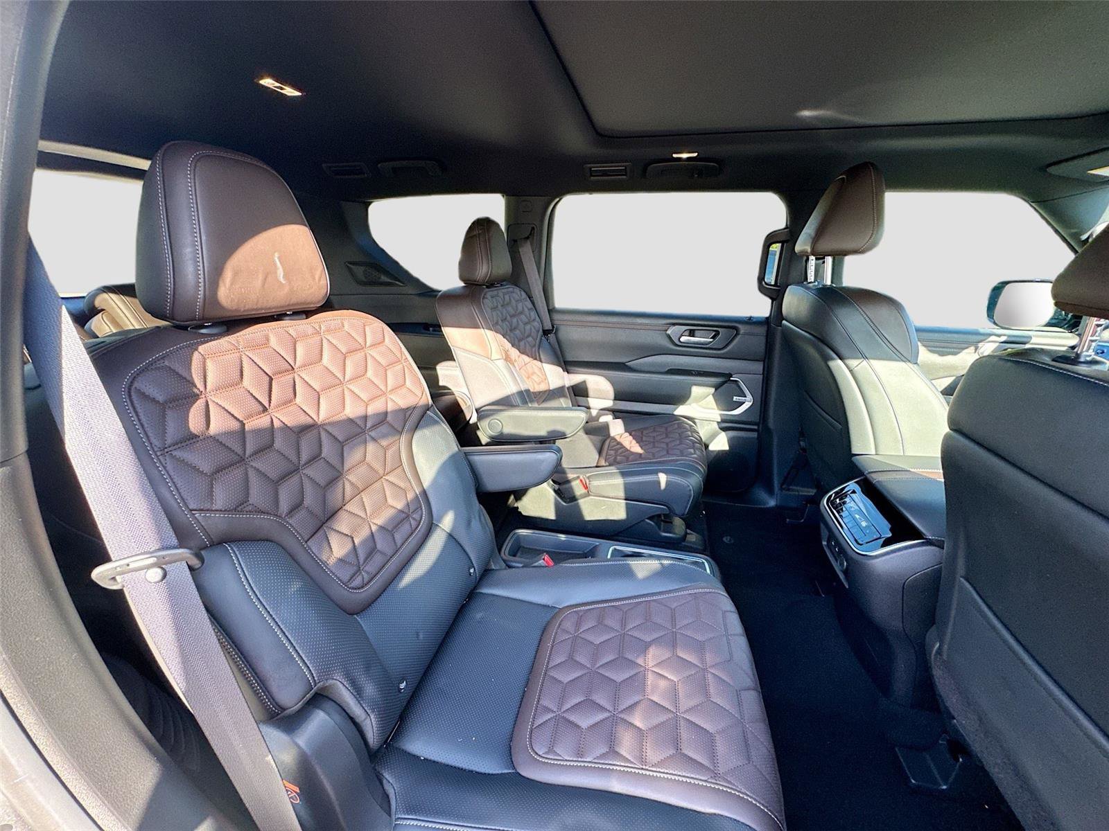 Used 2025 Nissan Armada Platinum image 12