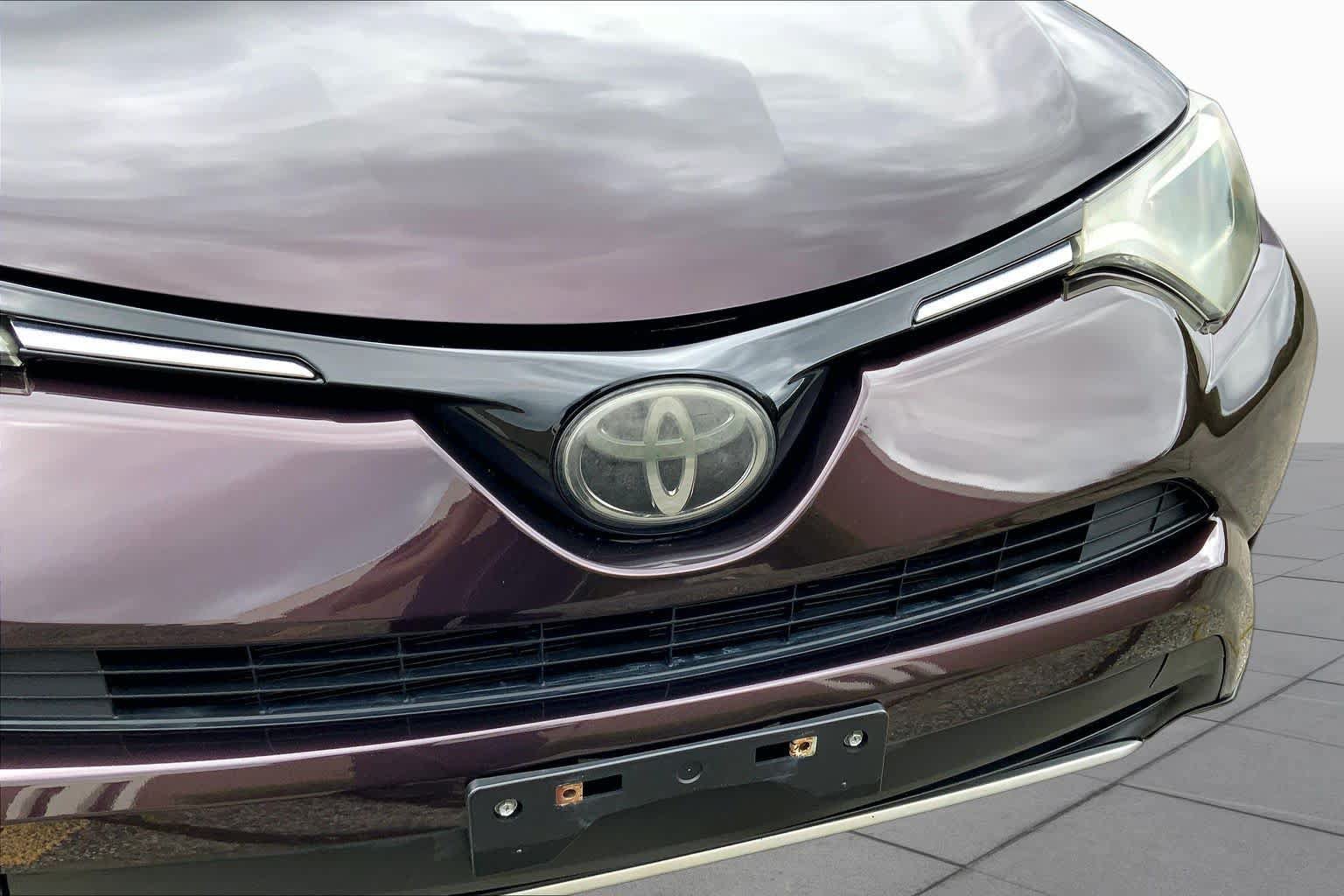 Used 2017 Toyota RAV4 XLE AWD/4WD image 32