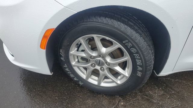 Certified 2024 Chrysler Pacifica Touring-L image 4