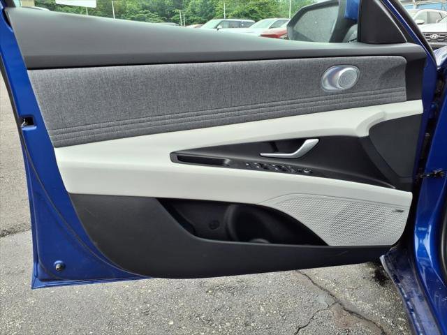 New 2025 Hyundai Elantra Limited FWD image 16