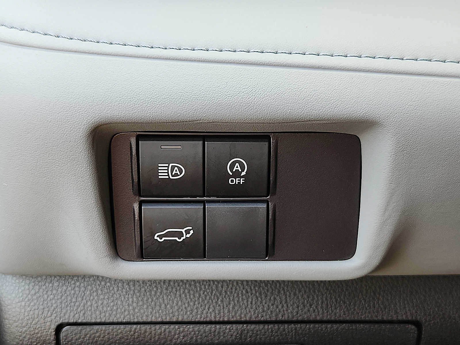 Used 2024 Toyota Highlander LE AWD/4WD image 22