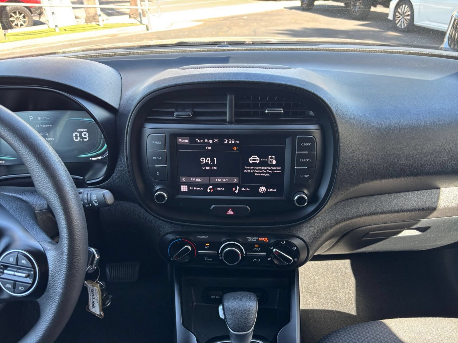 Used 2025 Kia Soul LX w/ LX Technology Package FWD image 16