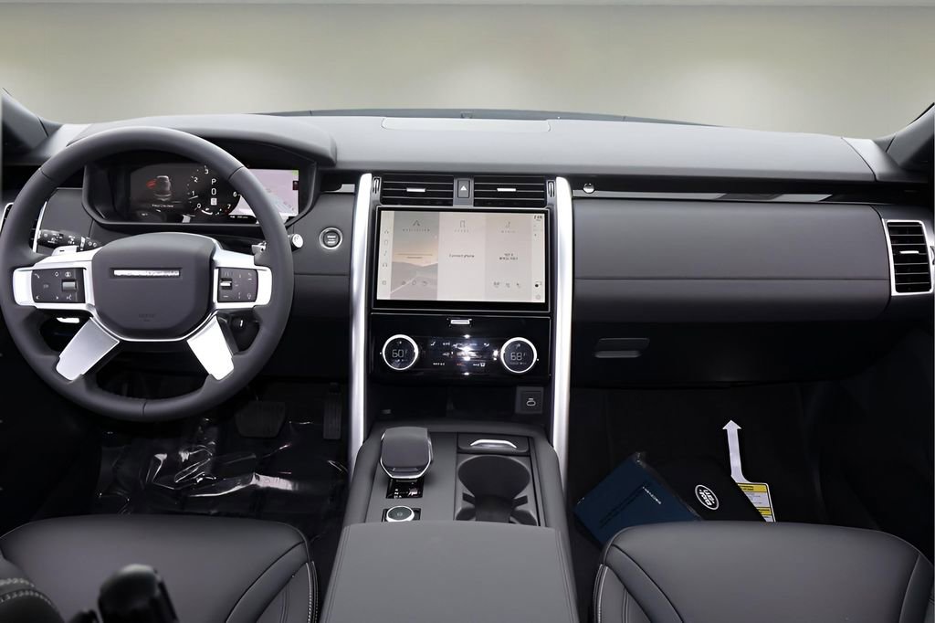 Used 2025 Land Rover Discovery S image 14