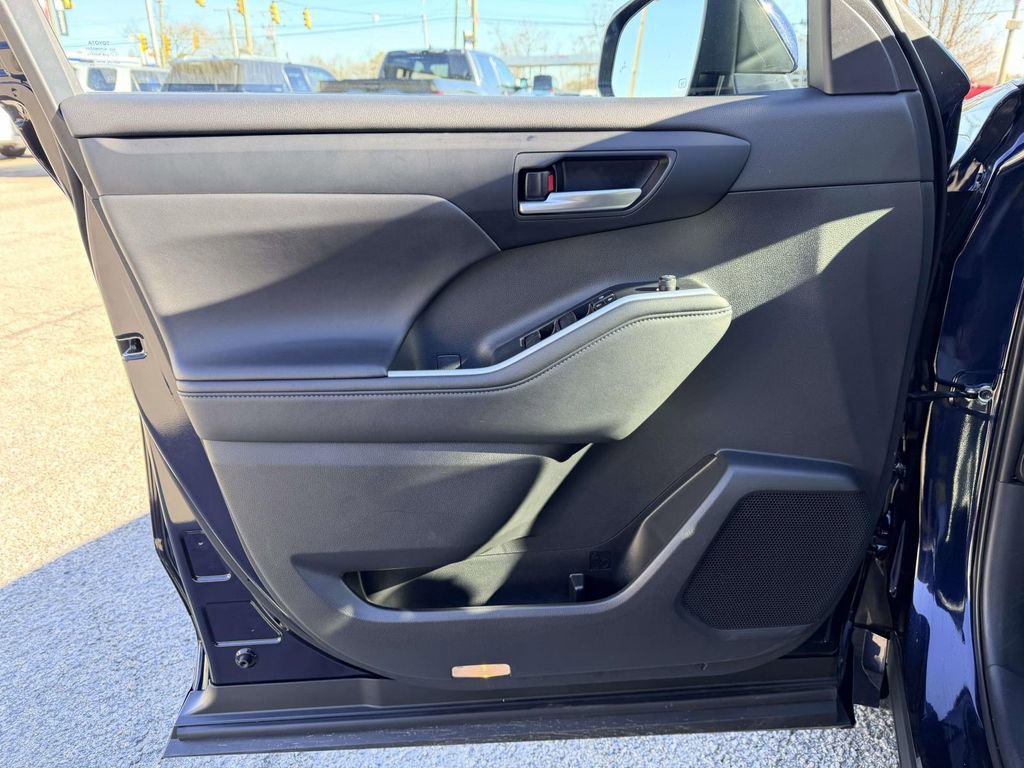 Certified 2024 Toyota Highlander XLE image 17