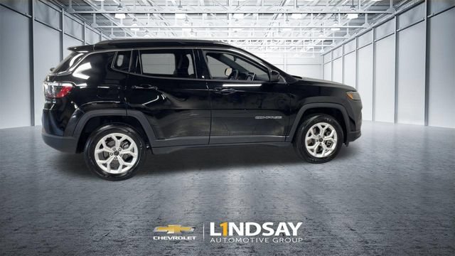 Used 2025 Jeep Compass Latitude AWD/4WD image 2