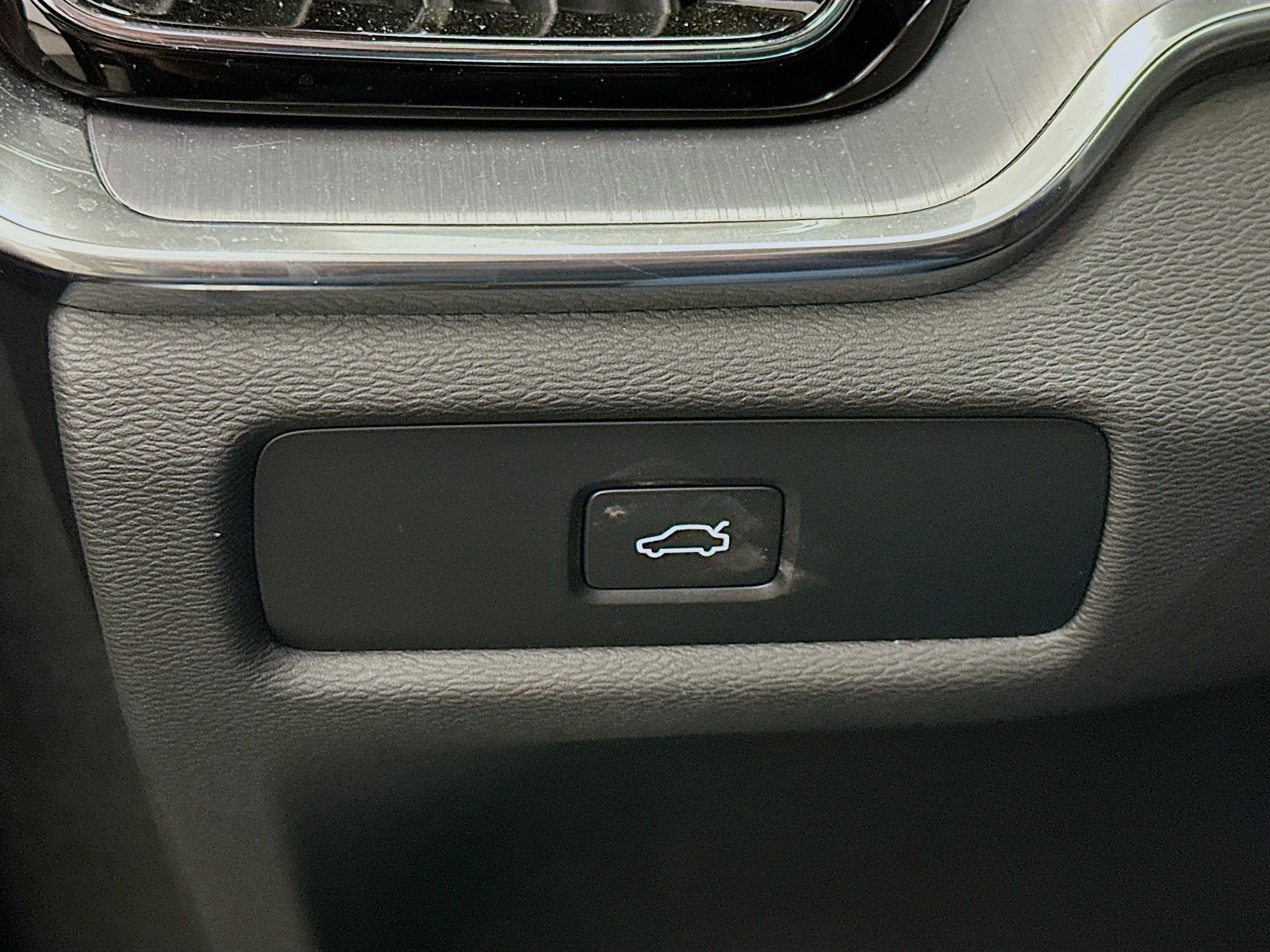 Used 2025 Volvo S60 B5 Core image 17