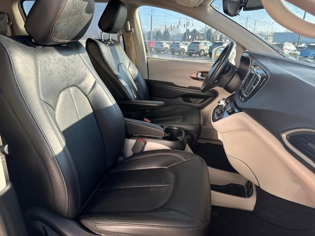 Used 2018 Chrysler Pacifica Touring-L image 11