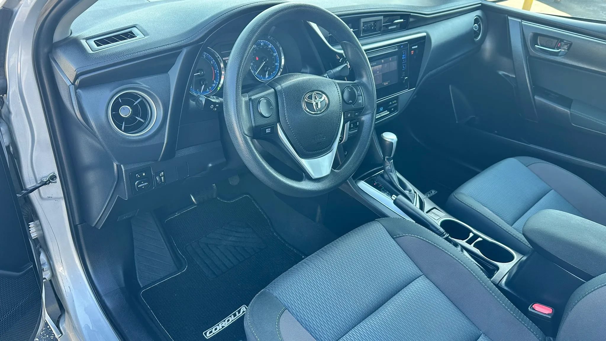 Used 2017 Toyota Corolla LE w/ Carpet Mat Package (TMS) FWD image 12