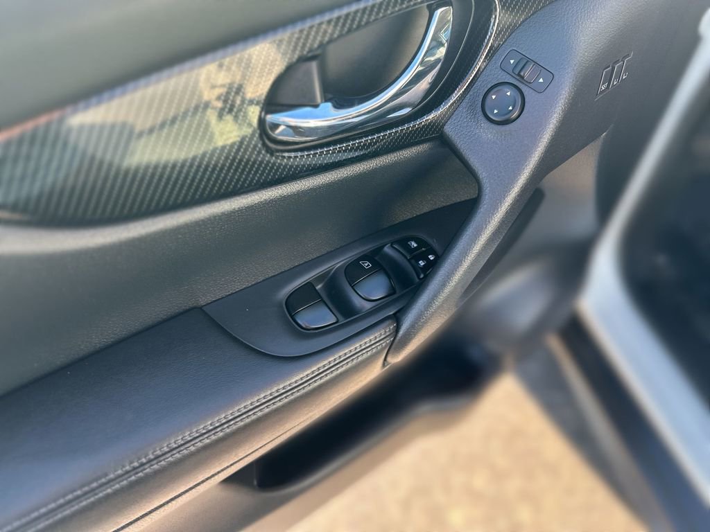 Used 2017 Nissan Rogue SL image 15