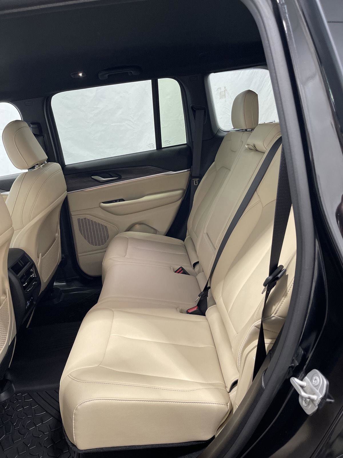 Used 2023 Jeep Grand Cherokee Limited w/ Black Appearance Package image 16