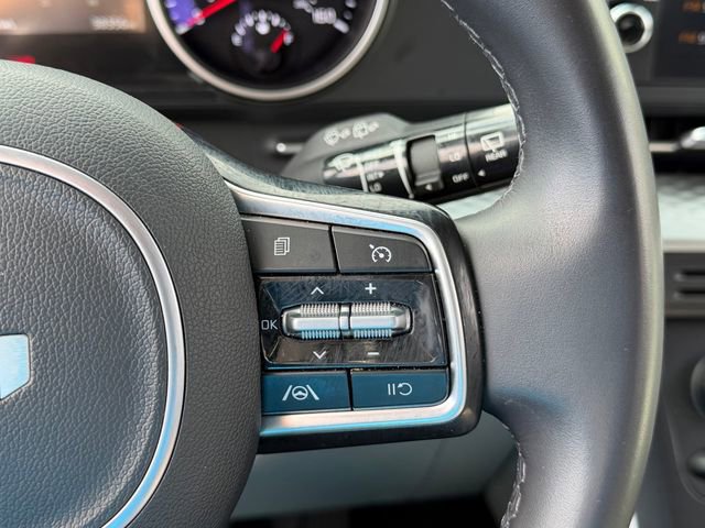 Used 2024 Kia Carnival LX image 16