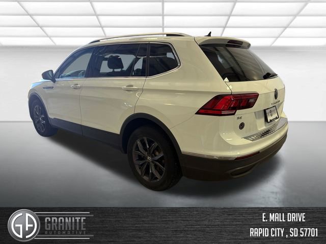 Used 2024 Volkswagen Tiguan SE w/ Panoramic Sunroof Package image 3