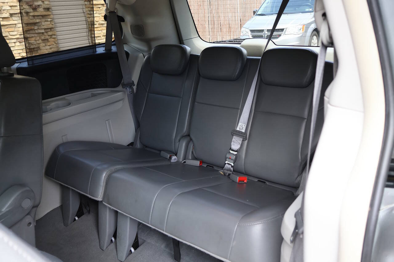 Used 2010 Volkswagen Routan SE FWD image 20