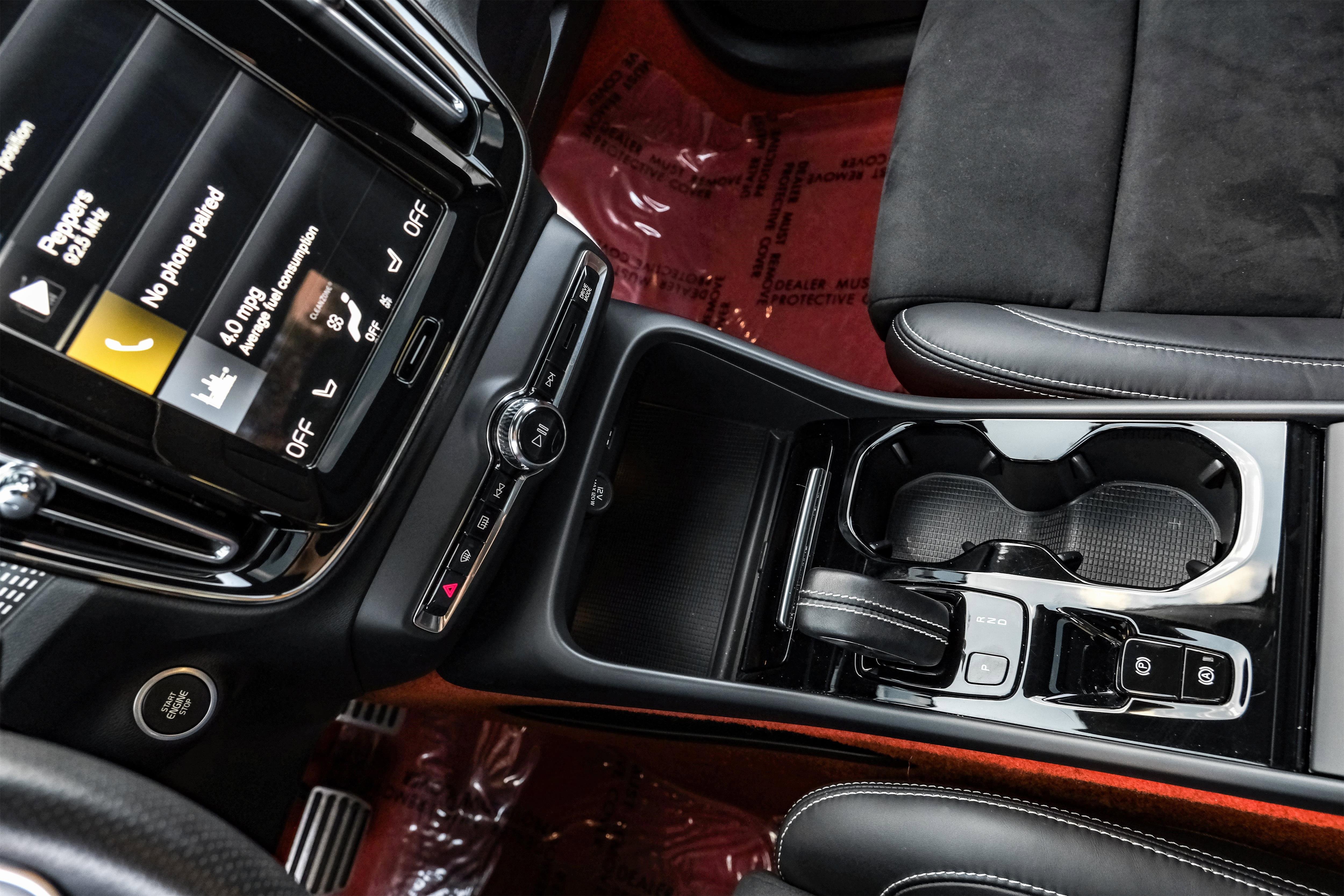 Used 2021 Volvo XC40 T4 R-Design image 24