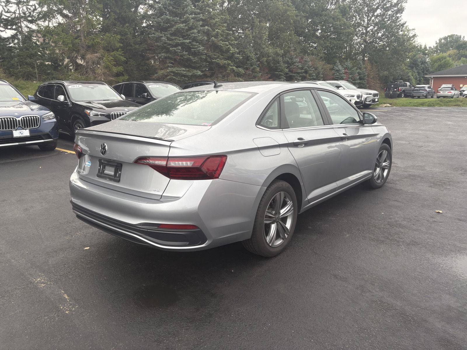 Used 2024 Volkswagen Jetta SE w/ Panoramic Sunroof Package FWD image 7