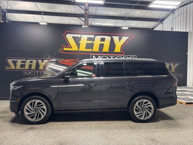Used 2025 Lincoln Navigator Reserve AWD/4WD image 3