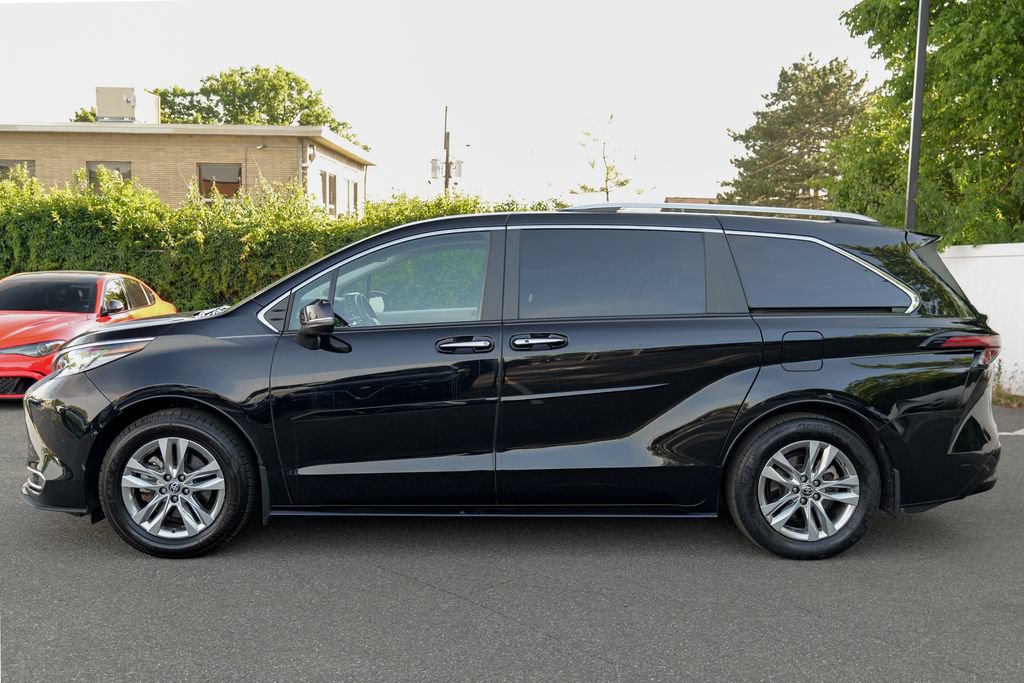 Used 2023 Toyota Sienna Limited AWD/4WD image 4