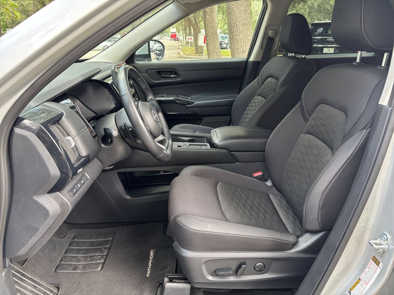 Used 2025 Nissan Pathfinder SV FWD image 28