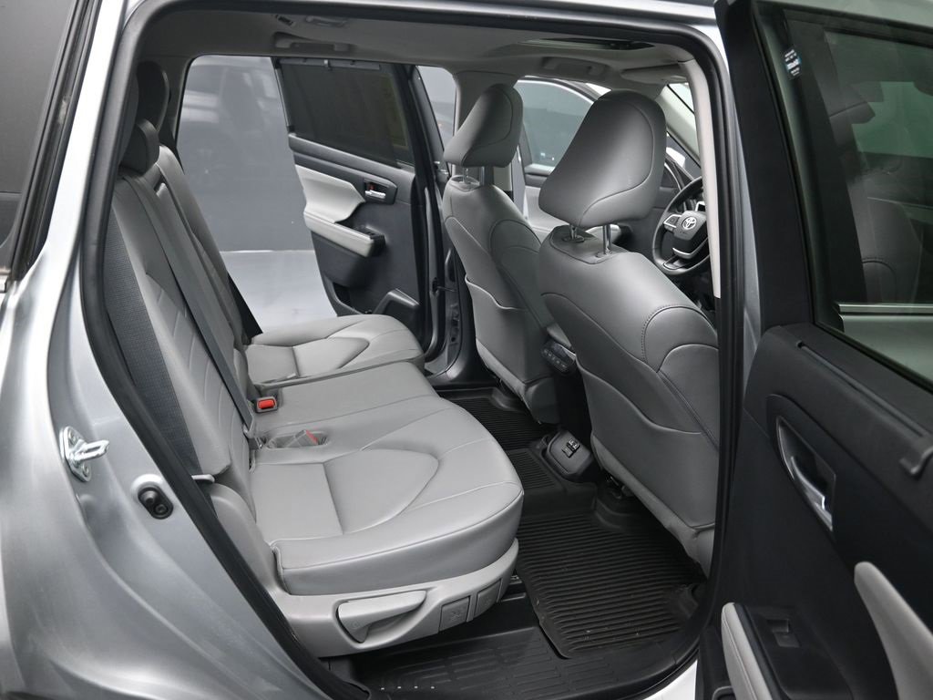 Used 2023 Toyota Highlander XLE image 39