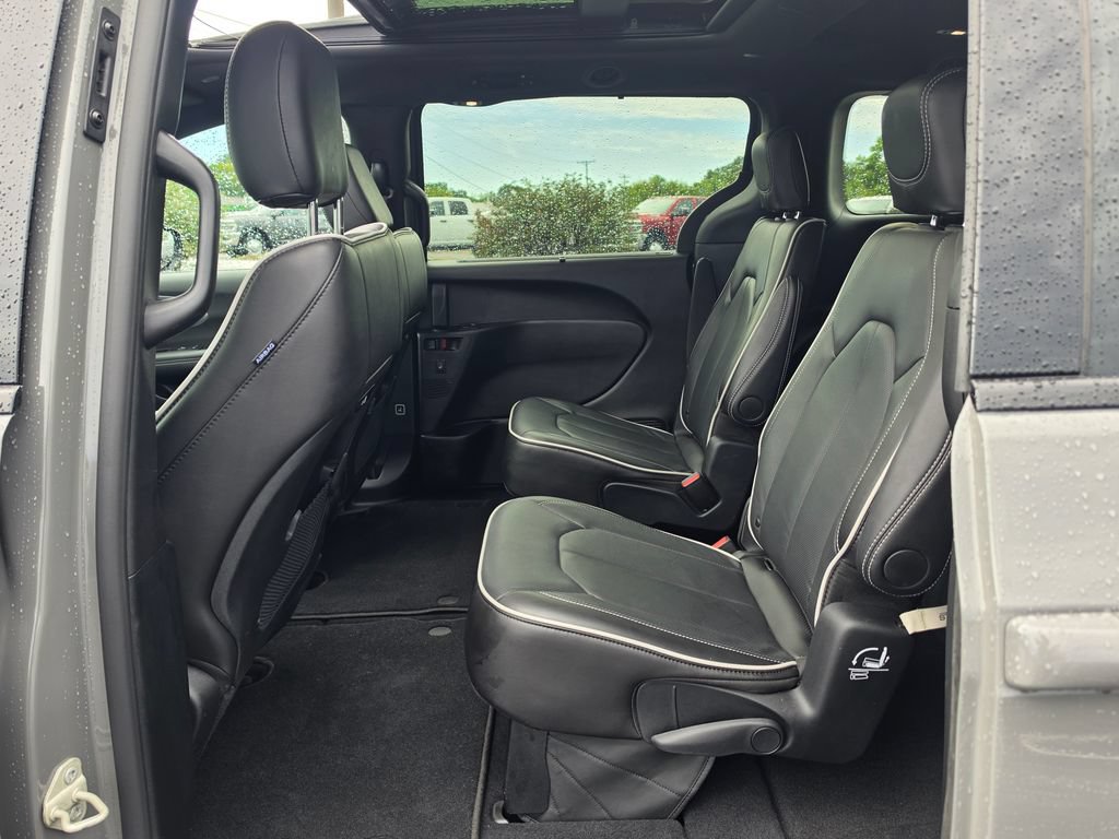 Used 2025 Chrysler Pacifica Limited AWD/4WD image 32