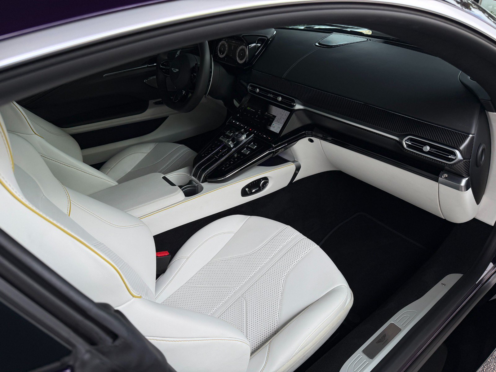 Used 2025 Aston Martin V8 Vantage Coupe RWD image 29