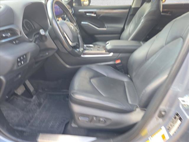 Used 2024 Toyota Highlander Limited FWD image 16