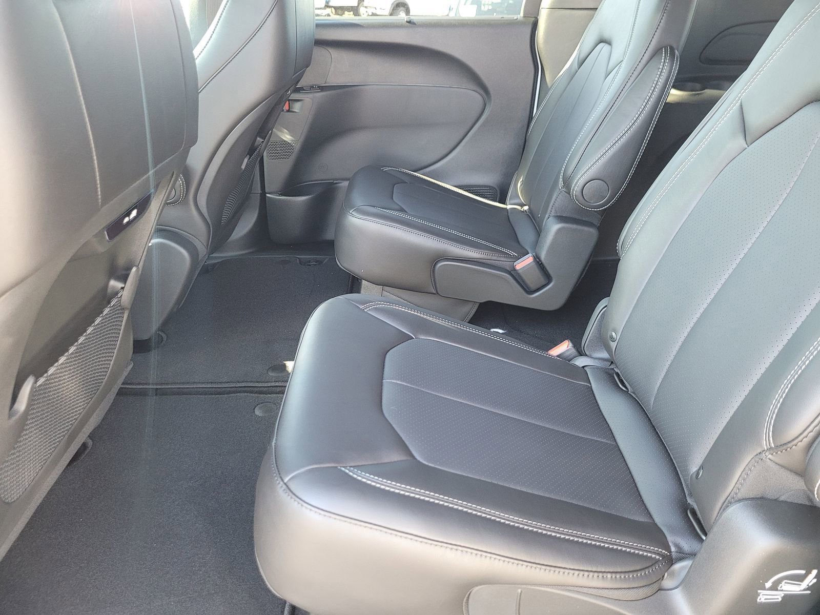 New 2026 Chrysler Pacifica Select image 8