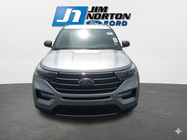Used 2023 Ford Explorer XLT w/ Equipment Group 202A AWD/4WD image 3