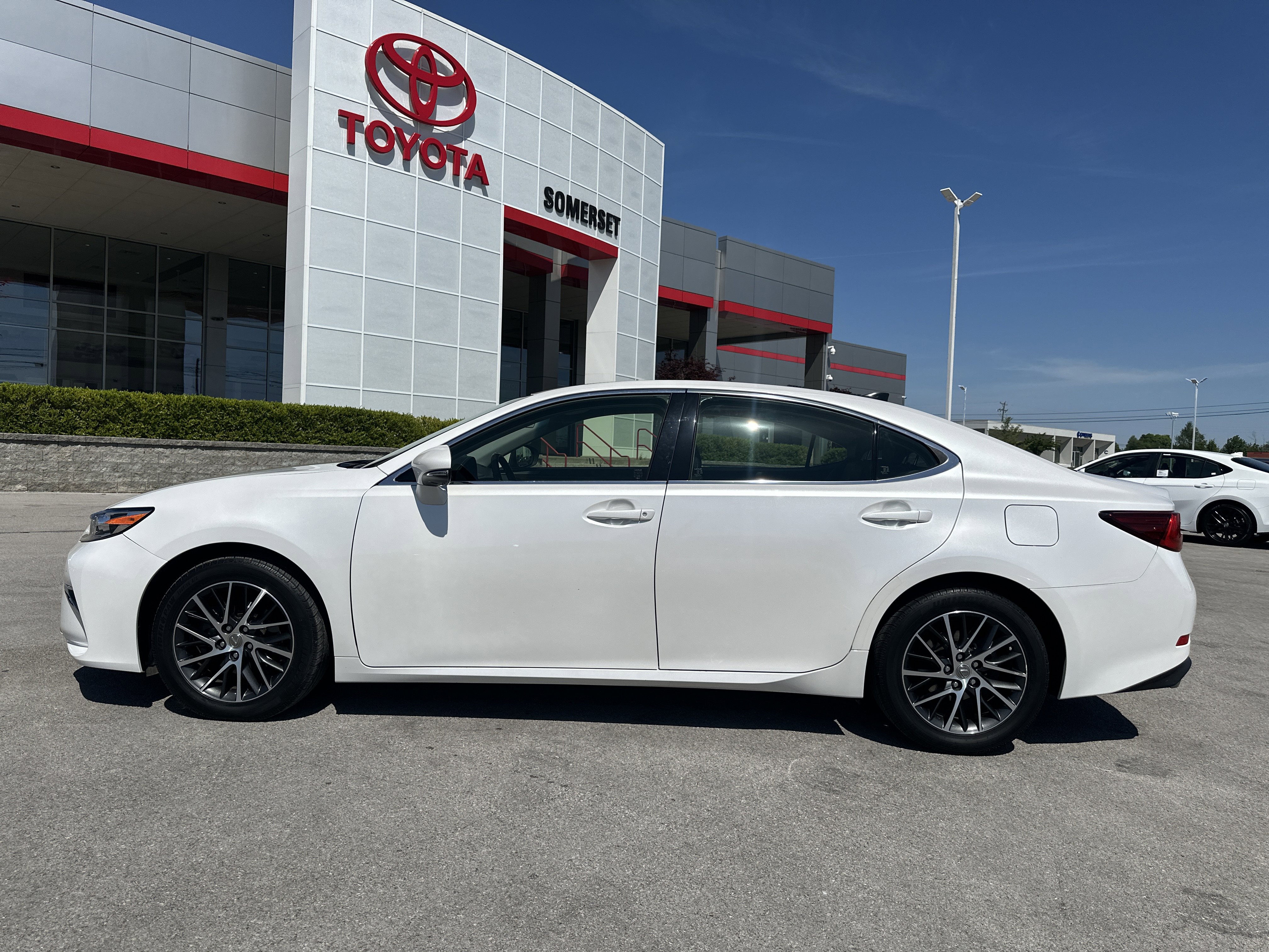 Used 2016 Lexus ES 350 w/ Premium Package w/Wood Trim FWD image 8