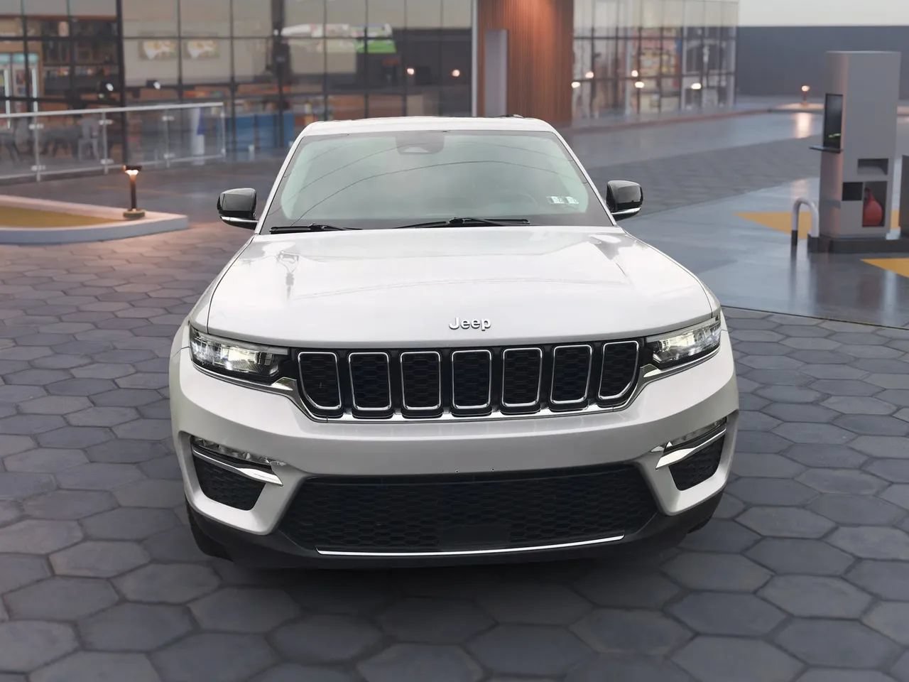 Used 2023 Jeep Grand Cherokee 4WD 4xe image 7