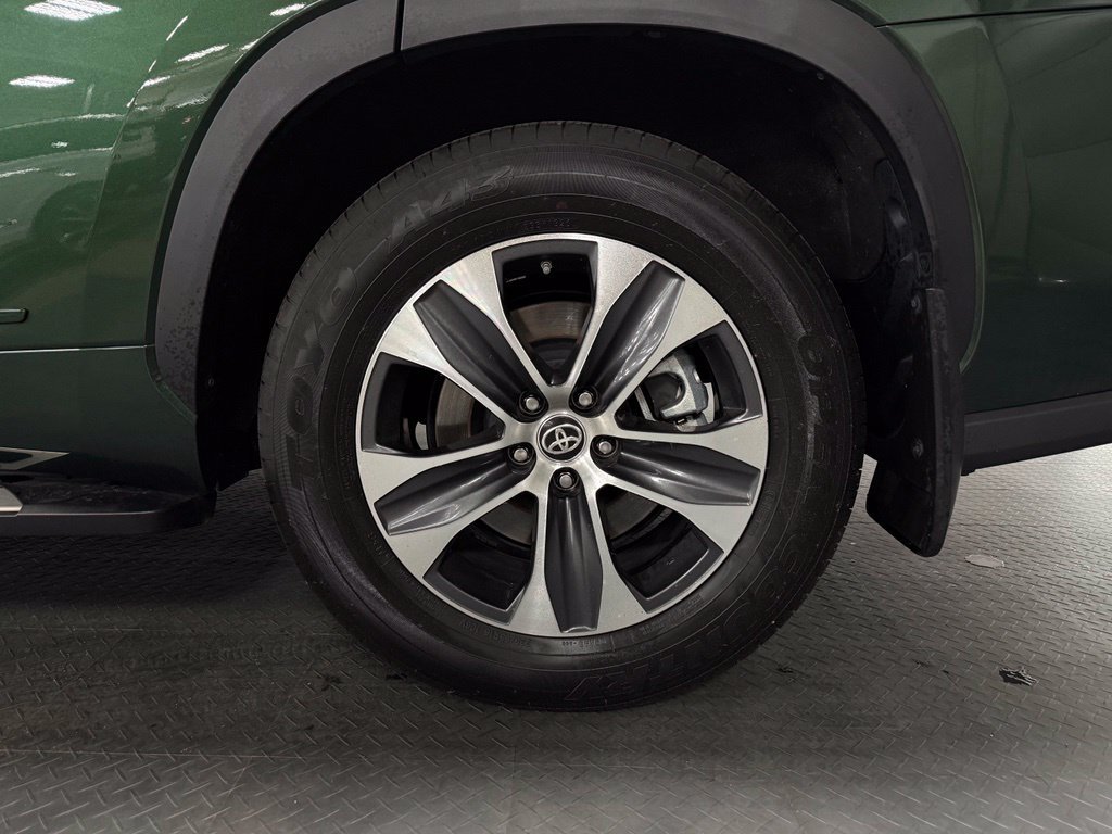 Used 2025 Toyota Highlander XLE AWD/4WD image 7