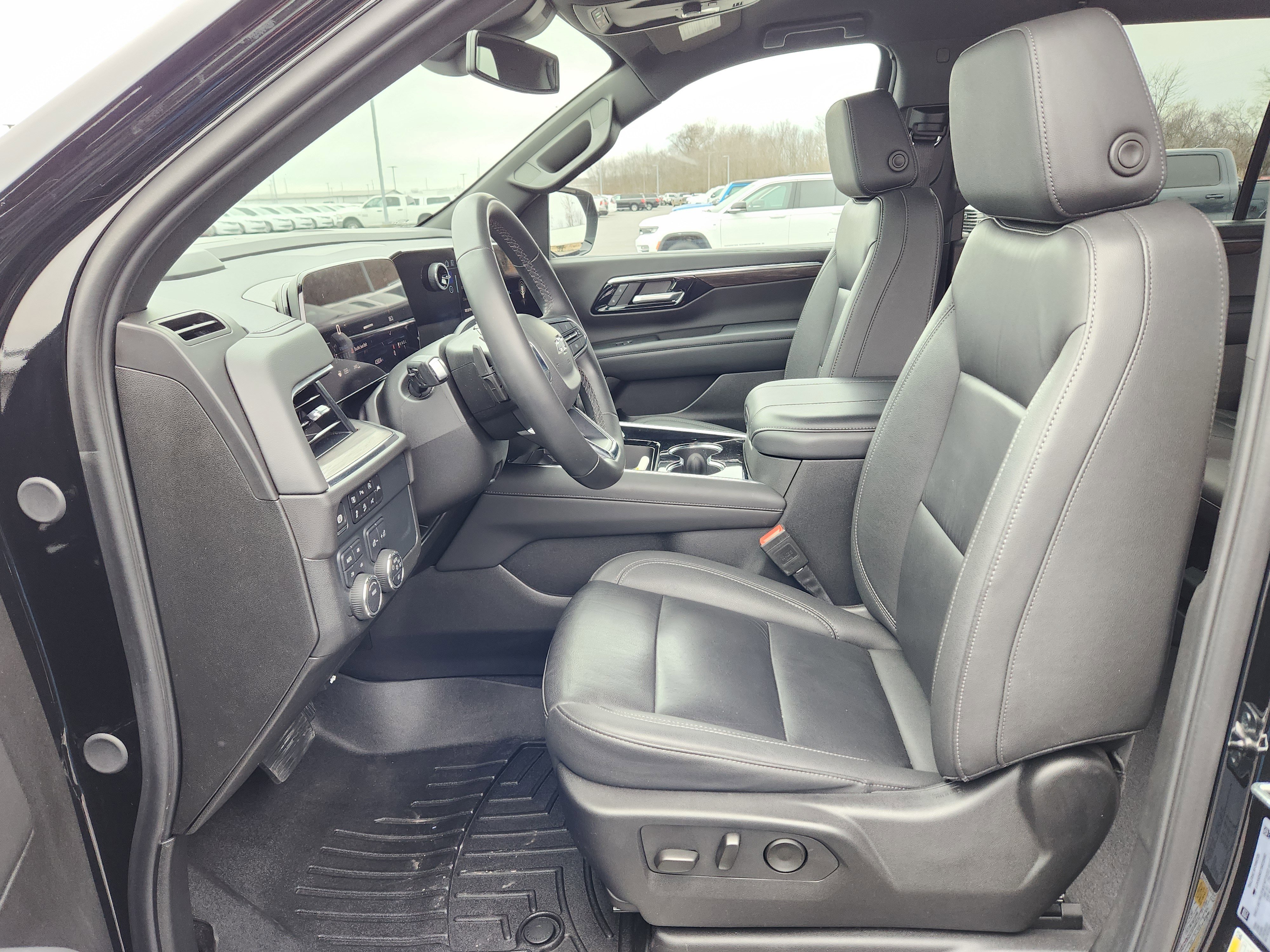 Used 2025 Chevrolet Suburban Z71 image 13