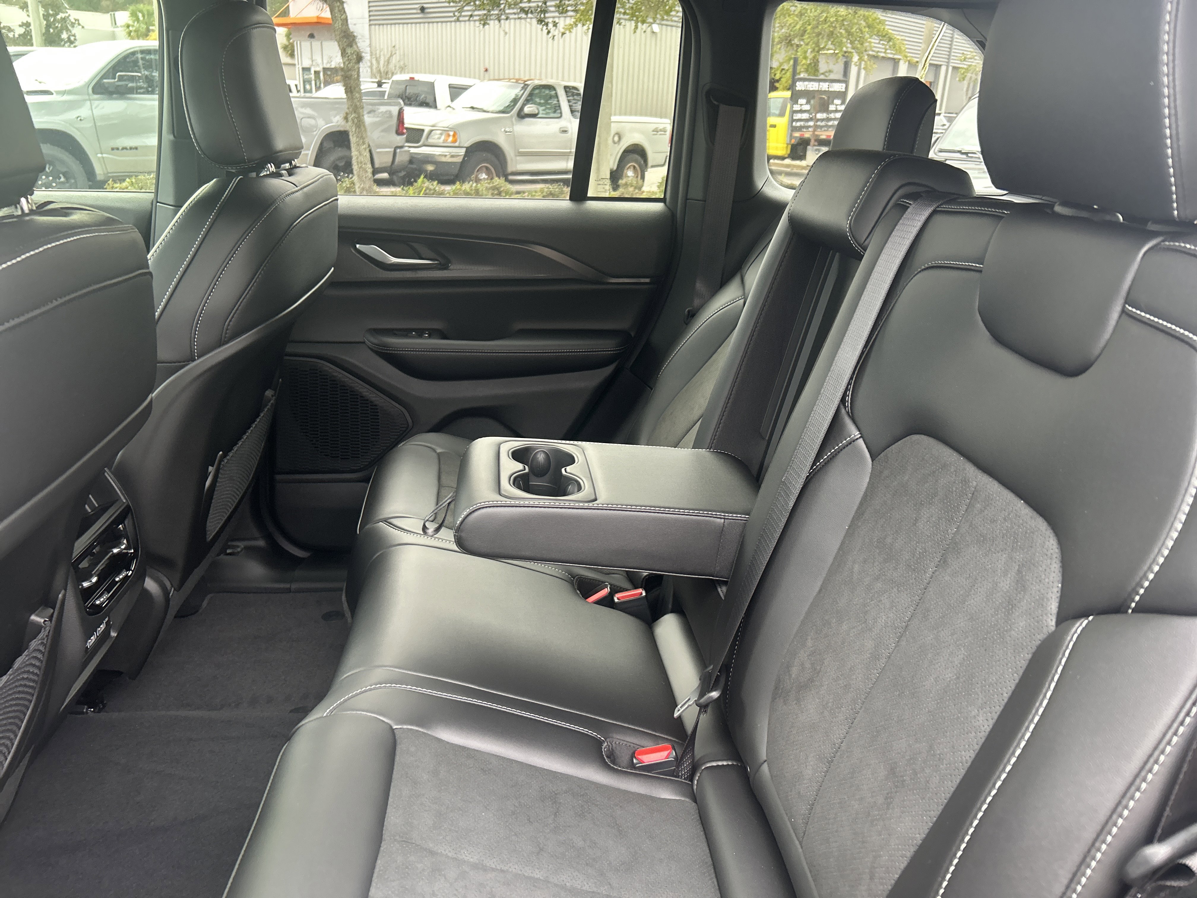 New 2025 Jeep Grand Cherokee Altitude image 33