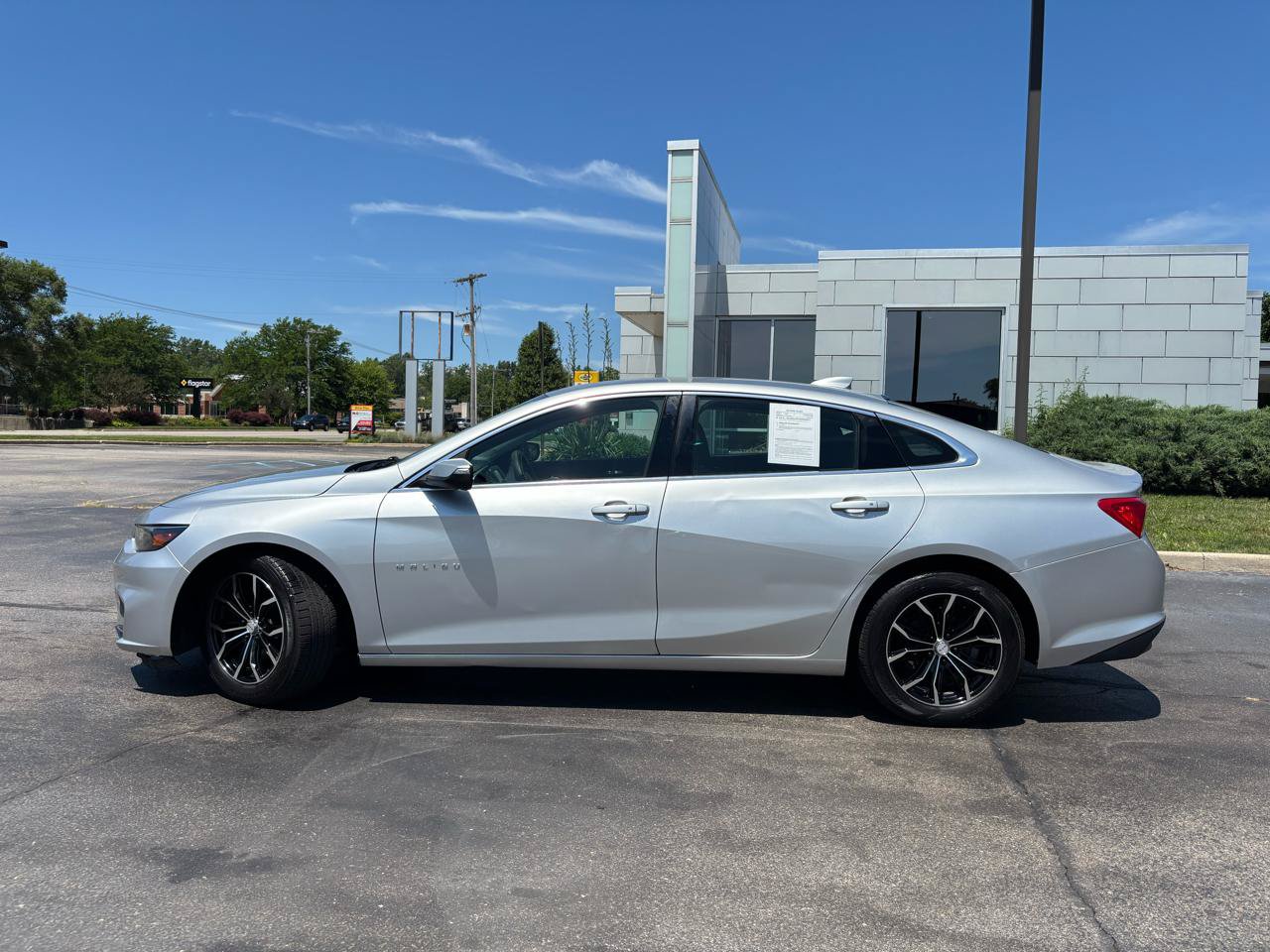 Used 2017 Chevrolet Malibu LT FWD image 4