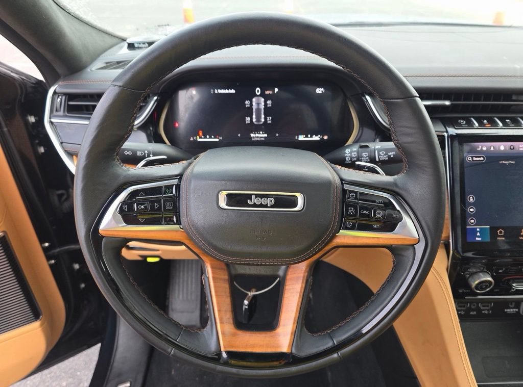Used 2025 Jeep Grand Cherokee Summit AWD/4WD image 3