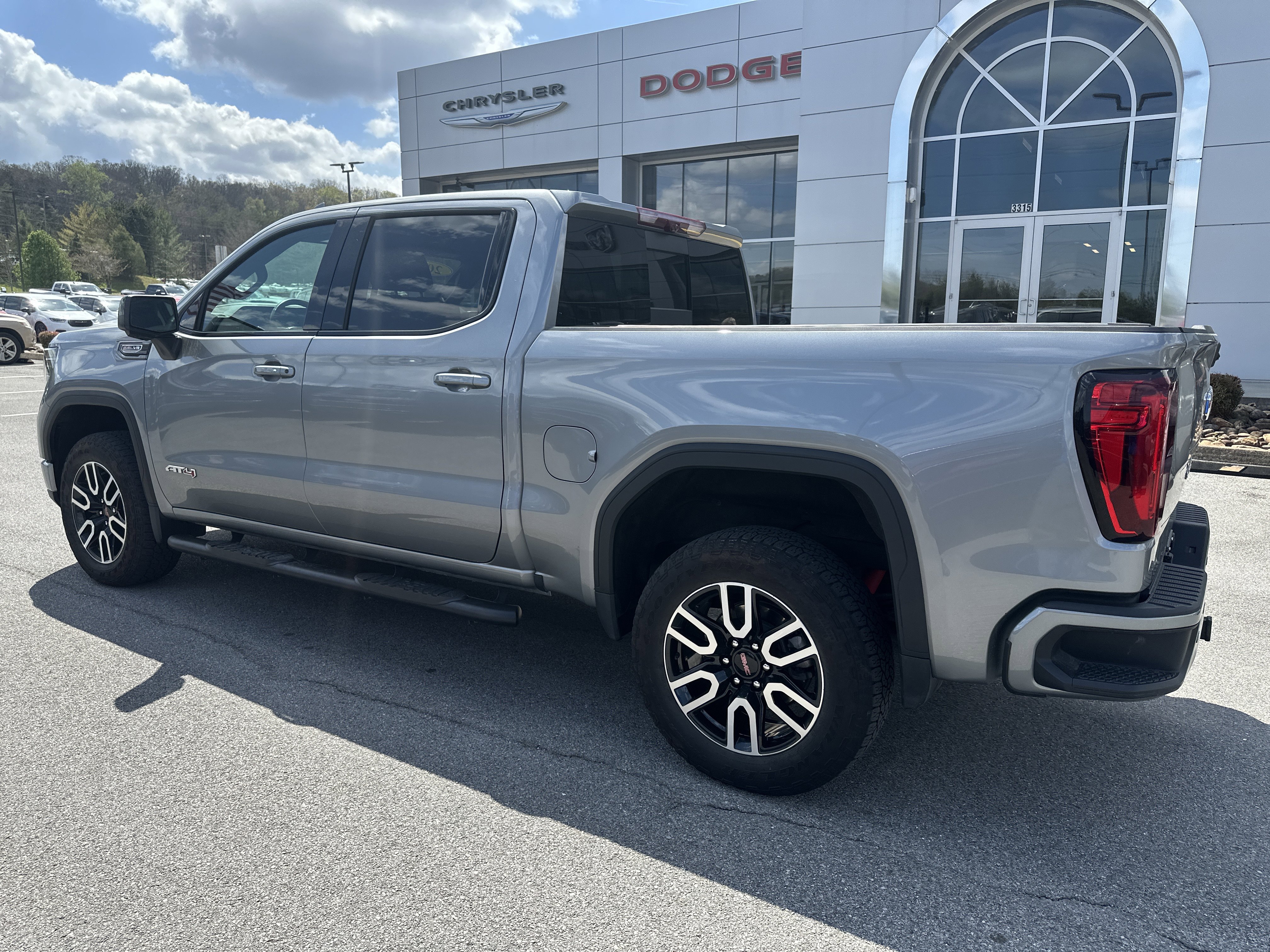 Used 2024 GMC Sierra 1500 AT4 w/ Technology Package image 12
