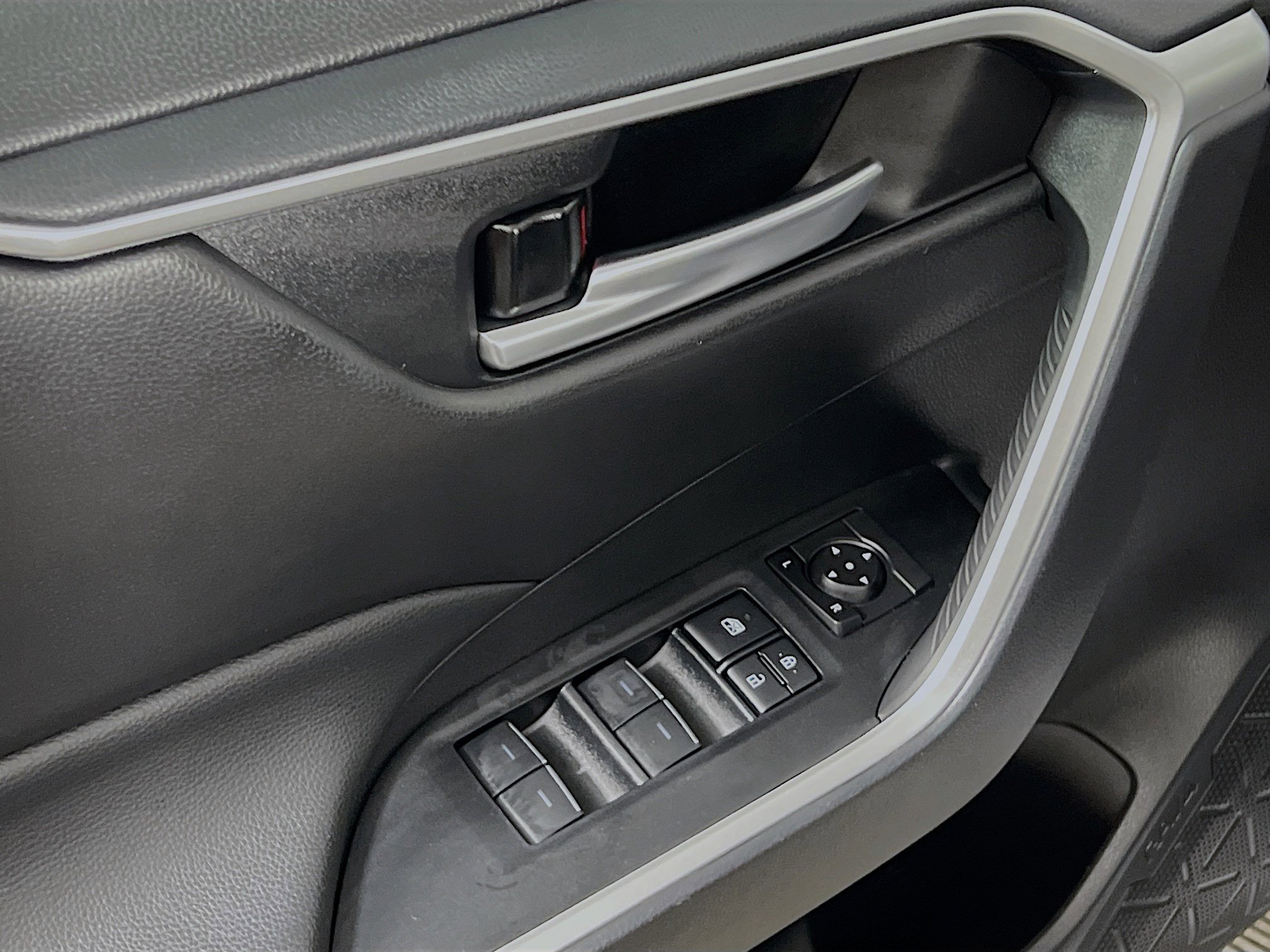 Used 2025 Toyota RAV4 XLE AWD/4WD image 17