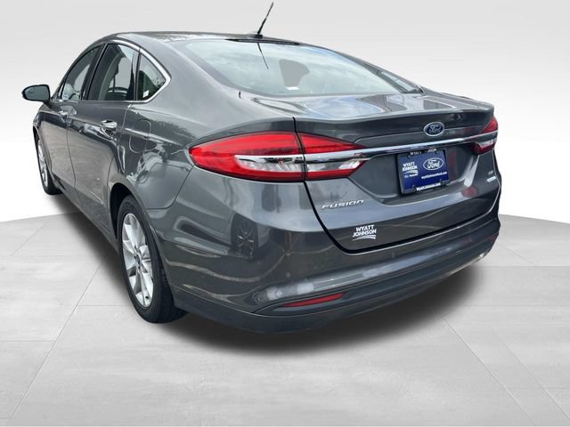 Used 2017 Ford Fusion SE w/ Fusion SE Technology Package FWD image 6