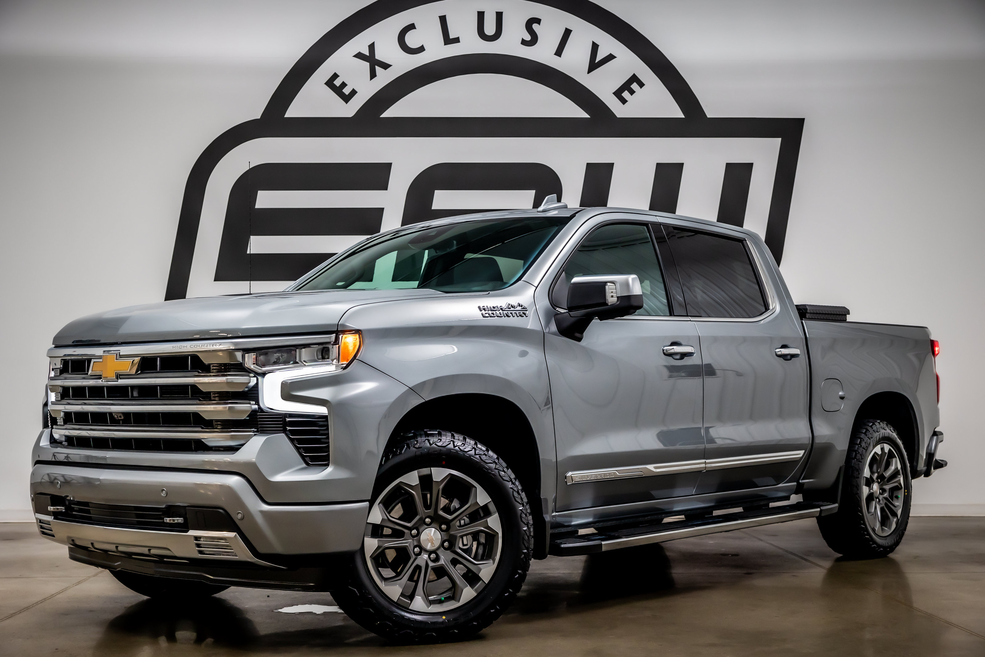 Used 2024 Chevrolet Silverado 1500 High Country w/ Z71 Off-Road Package AWD/4WD image 1